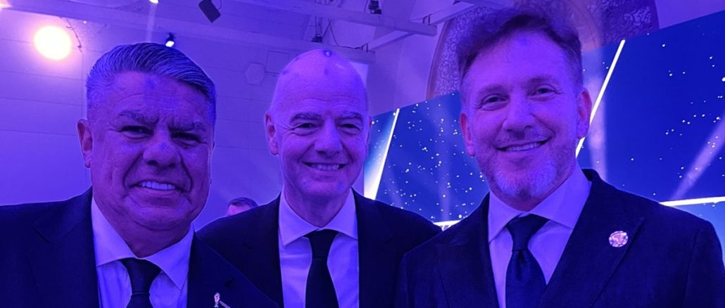 Claudio Tapia junto a Gianni Infantino y Alejandro Domínguez Chiqui Tapia se mostró junto a Gianni Infantino en Doha