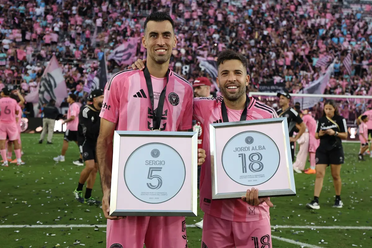 La emotiva despedida de Jordi Alba y Sergio Busquets del fútbol en el título de Inter Miami