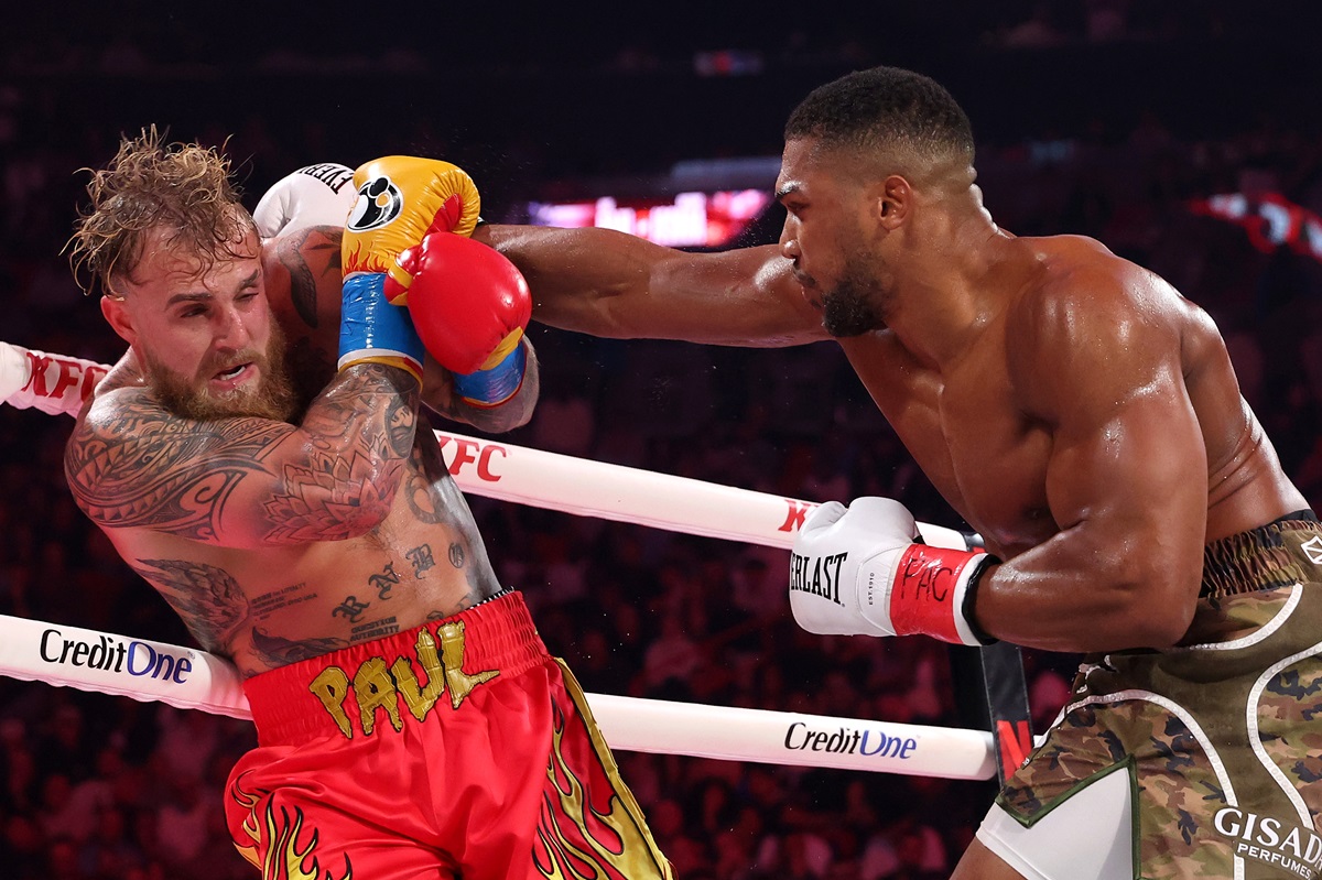 Jake Paul y Anthony Joshua en plena pelea
