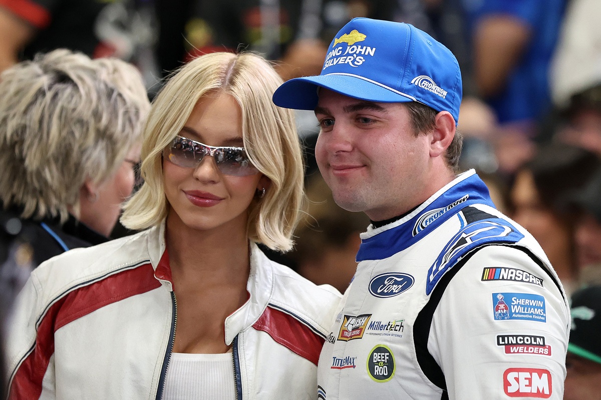 Sydney Sweeney viendo Nascar
