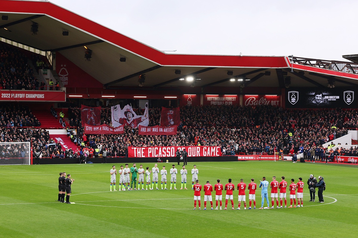 Homenaje para Jhon Robertson en Forest vs Manchester City