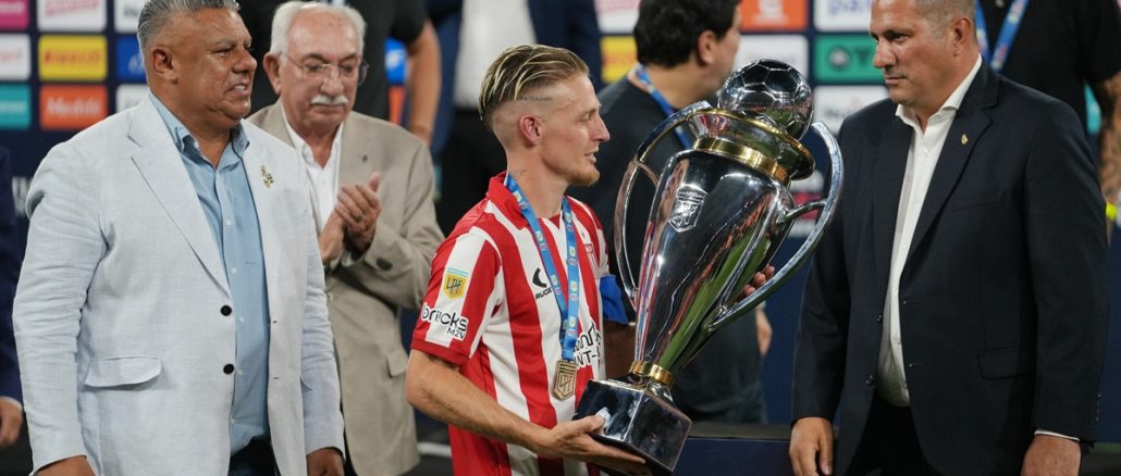 Chiqui Tapia estuvo en la premiación de Estudiantes campeón