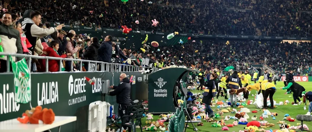 Los hinchas del Betis regalaron la tradicional lluvia de peluches en vísperas de la Navidad
