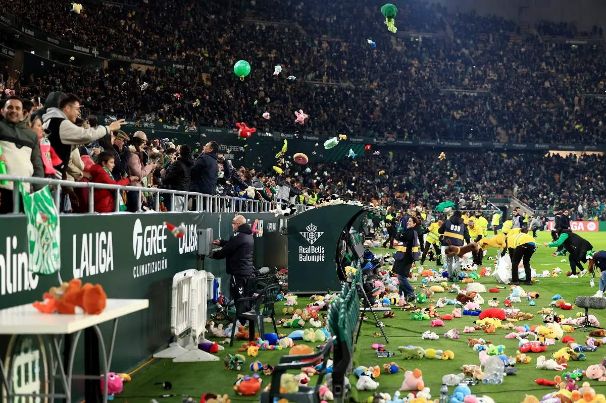 Los hinchas del Betis regalaron la tradicional lluvia de peluches en vísperas de la Navidad