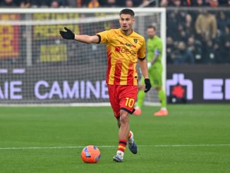 El albanés fue retirado en camilla a los 10 minutos del primer tiempo. Dura lesión de Medon Berisha en Lecce – Pisa por Serie A