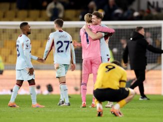 Fue 2 a 0 con doblete de Lewis-Potter. Brentford también se aprovechó de Wolverhampton que sigue sin ganar