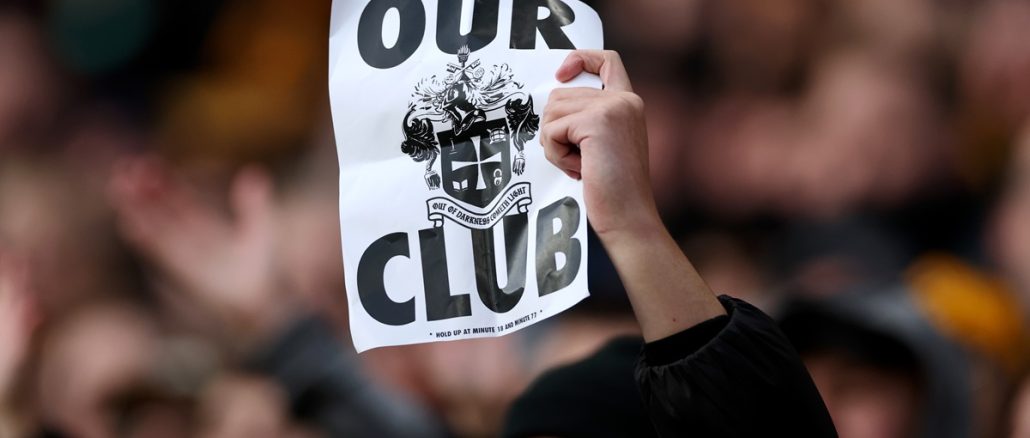 Our Club, la bronca de los hinchas del Wolverhampton contra la actual dirigencia Los Wolves levantaron carteles al minuto 18 y al 77. Fanáticos del Wolverhampton protestaron contra la actual dirigencia