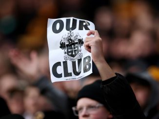 Los Wolves levantaron carteles al minuto 18 y al 77. Fanáticos del Wolverhampton protestaron contra la actual dirigencia