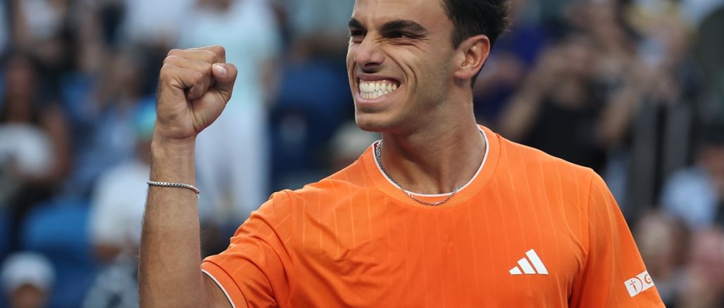 Francisco Cerúndolo sonríe y está en octavos de final del Abierto de Australia El argentino barrió en sets corridos a Rublev. Fran Cerúndolo hizo historia y se metió en octavos del Abierto de Australia