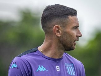 Adrián Martínez quedó a seis tantos del Príncipe. Maravilla Martínez llegó a los 53 goles con Racing y se acercó a Milito