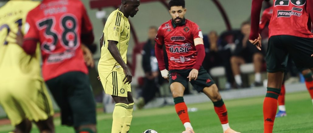 Al Nassr 3 Al Kholood 0 Fue 3 a 0 ante Al Kholood con el tanto 961 de CR7. Al Nassr ganó con gol de Cristiano Ronaldo y quedaron a dos del líder