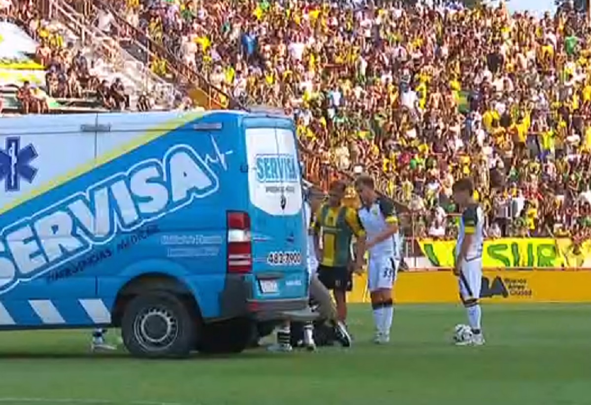 amián Fernández se golpeó la cabeza con su compañero, Lucas Souto, y cayó desmayado sobre el final del partido. Fue atendido de urgencia y trasladado al hospital.