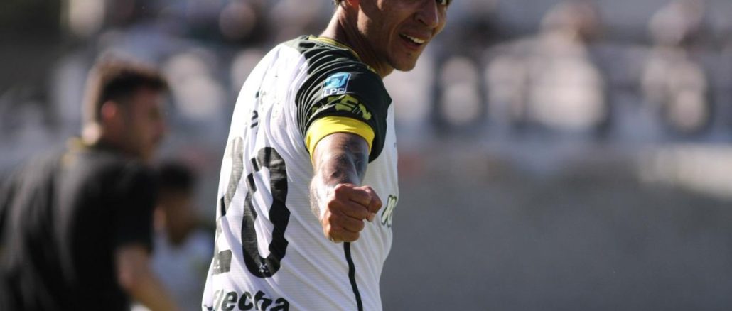 Deportivo Riestra 0 Defensa y Justicia 1 Fue 1 a 0 para el Halcón con una delicia de otro planeta. Defensa y Justicia le ganó a Riestra con un golazo de Botta