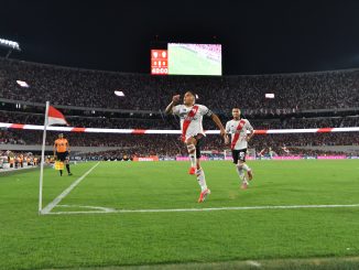 Doblete de Quintero y River saca dos de ventaja ante Gimnasia de La Plata.