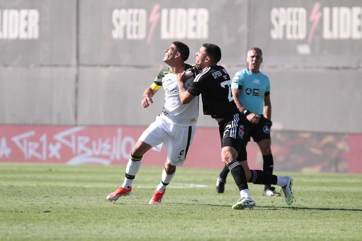 David Martínez ni lo festejó pero Mastrángelo complicó todo. Insólito gol cobrado y anulado en Riestra - Defensa y Justicia