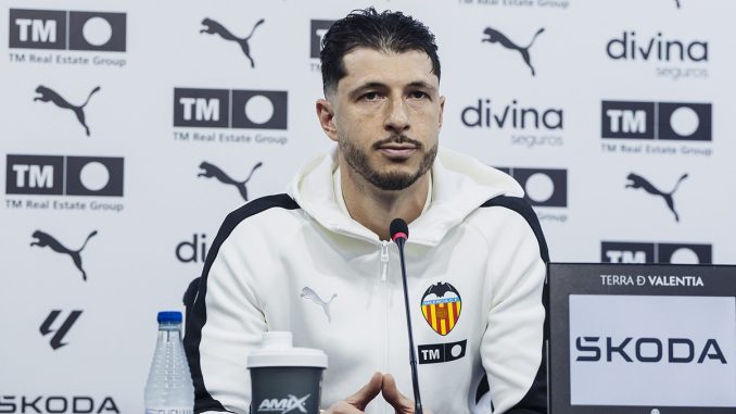 El campeón en Qatar 2022 se transformó en refuerzo de los Chés. Valencia presentó a Guido Rodríguez y habló del Mundial