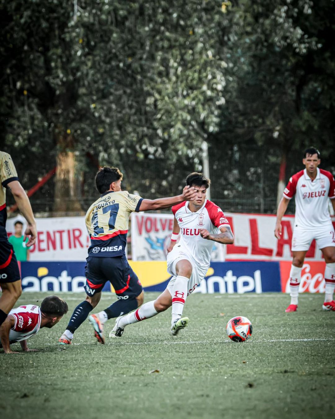 Huracán inició el año goleando 4 a 0 a Cerro Porteño en Montevideo
