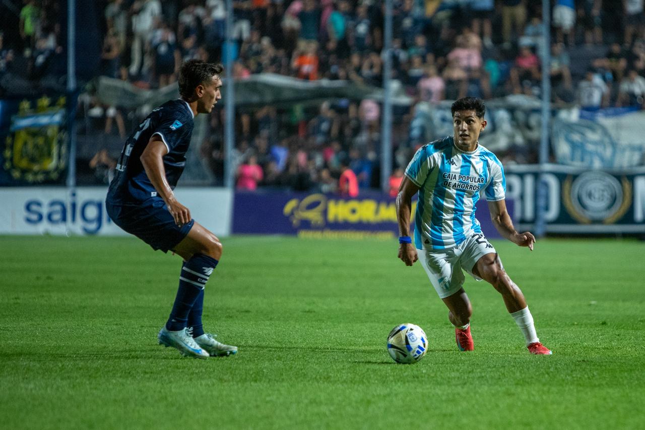 Independiente Rivadavia venció a Atlético Tucumán en un duelo de polémicas y temporal
