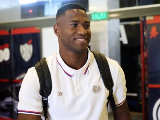 El defensor colombiano sufrió un pinchazo en el isquiotibial. Jhohan Romaña salió lesionado y encendió alarmas en San Lorenzo