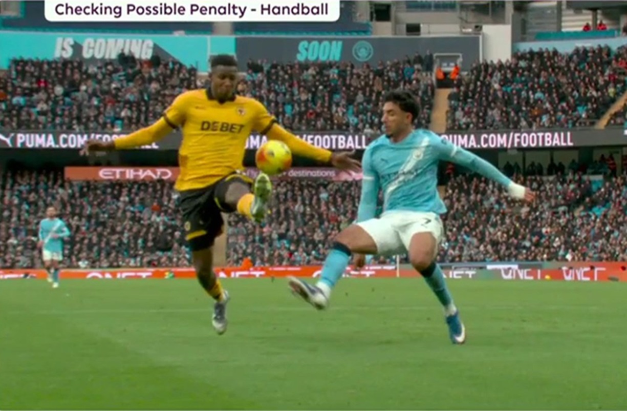 Era mano de Yerson Mosquera pero el VAR y el árbitro no lo dieron. Polémica por un penal no sancionado en Manchester City - Wolverhampton