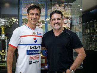 Roque Santa Cruz seguirá jugando en Paraguay