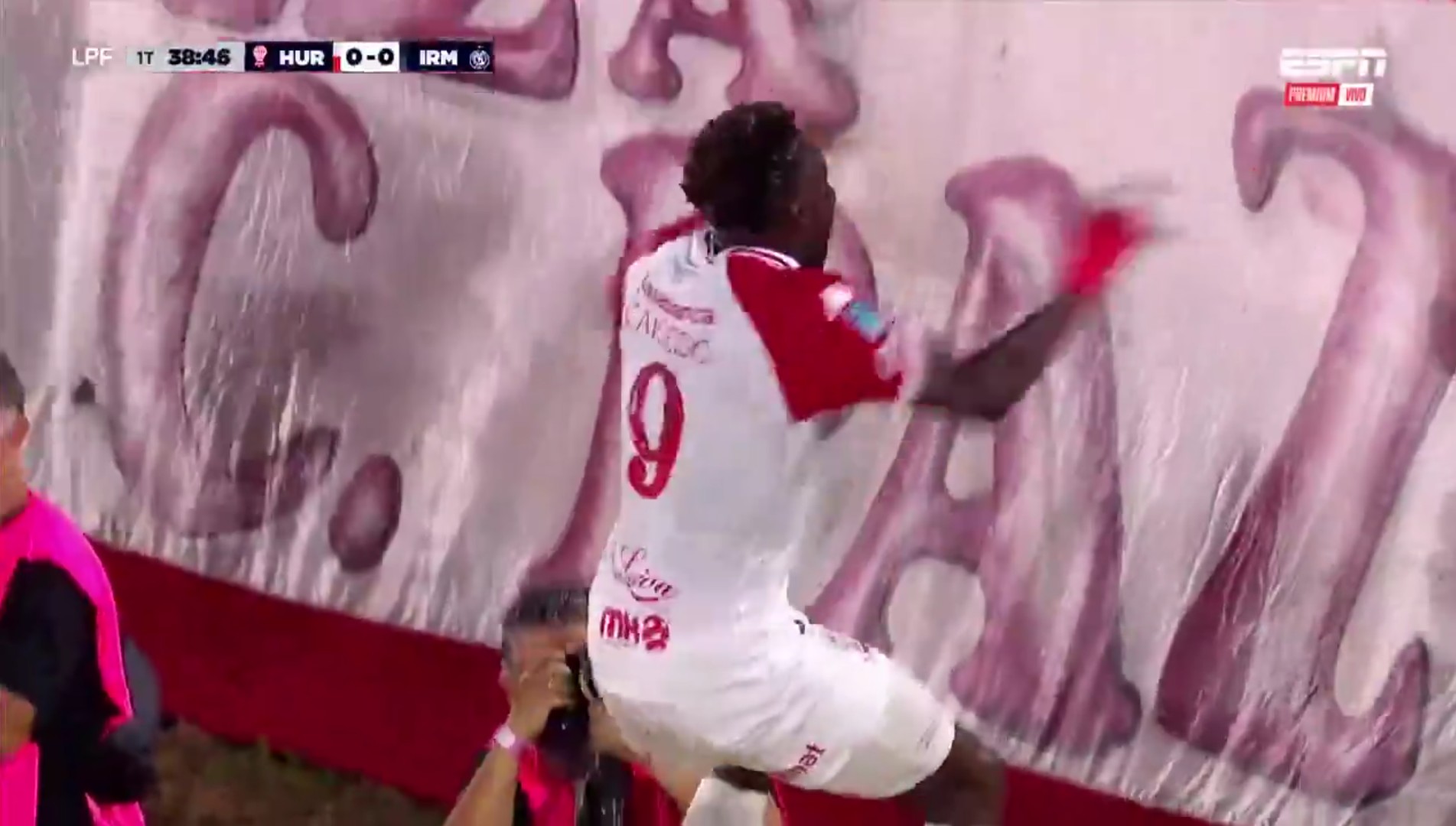 Jordy Caicedo gritó su segundo gol en Huracán ante Independiente Rivadavia