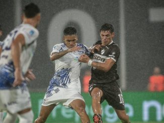 Fue 2 a 1 con dos goles en contra y uno de Nacho Vázquez en cada área. Platense le ganó a Talleres bajo un diluvio en Córdoba
