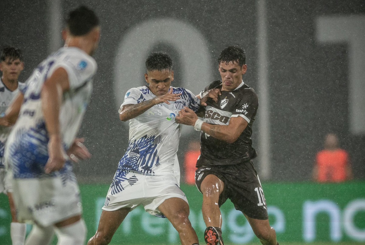 Fue 2 a 1 con dos goles en contra y uno de Nacho Vázquez en cada área. Platense le ganó a Talleres bajo un diluvio en Córdoba