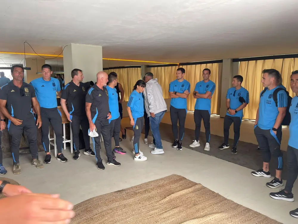 Chiqui Tapia visitó la pretemporada de los árbitros.