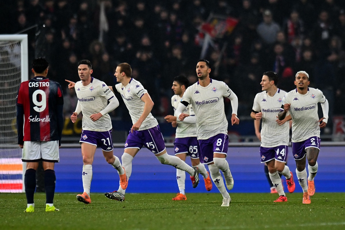 Fiorentina le ganó a Bologna, salió del descenso y despidió a Commisso
