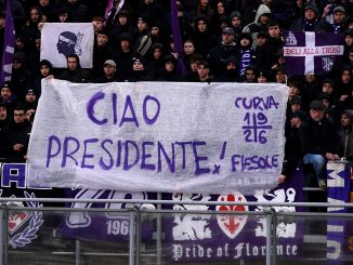 Desde banderas hasta el minuto de silencio. Emotivo adiós a Rocco Commisso en Bologna - Fiorentina por Serie A