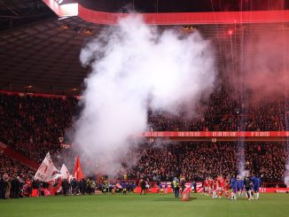 Un adulto mayor de los Red Robins fue sacado en camilla del estadio. Charlton y Chelsea se frenó a los 10 minutos por una emergencia médica