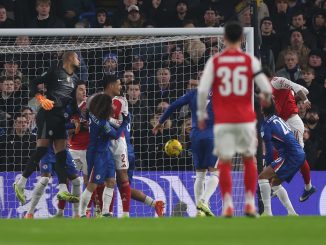Los Gunners ganan 1 a 0 en Stamford Bridge desde temprano. Robert Sánchez regaló y Ben White aprovechó en Chelsea - Arsenal