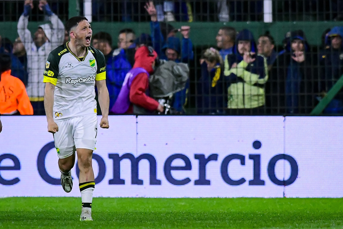 El ex Vélez llegará libre a La Liga y firma hasta 2029 con los Ilicitanos. Abiel Osorio se va a Elche pero seguirá seis meses más en Defensa