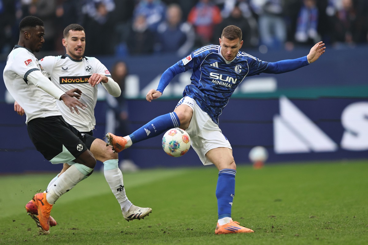 Edin Dzeko debutó en Schalke con un gol a sus 39 años