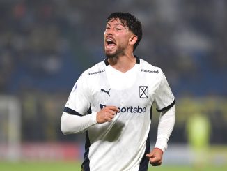 El chileno se va la Serie A a préstamo y con condiciones. Felipe Loyola finalmente dejó Independiente y jugará en el Pisa