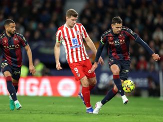 El noruego tuvo un fuerte golpe en su cabeza y encendió alarmas. Sorloth salió en camilla y Julián Álvarez entró antes de tiempo