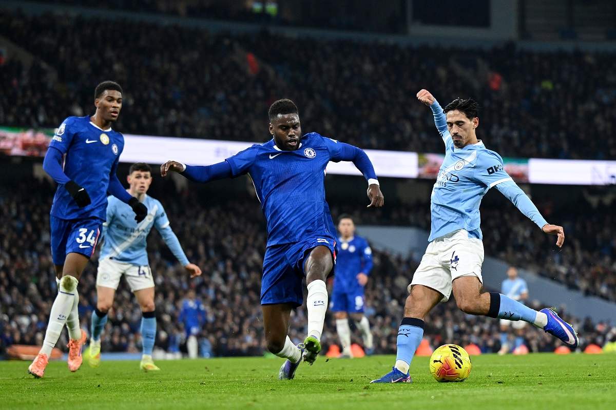 Chelsea le sacó dos puntos a Manchester City y le dio una mano al Arsenal