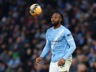 El ghanés marcó el 6 a 0 parcial ante Exeter en su estreno. Semenyo debutó en Manchester City con un gol en FA Cup