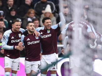 La victoria por 2 a 0 los dejó a cuatro puntos del Arsenal. Aston Villa le ganó a Newcastle por Buendía y Dibu Martínez