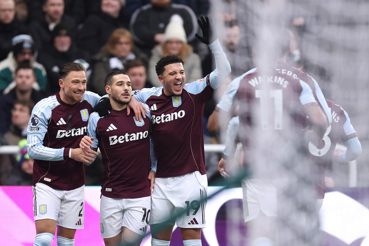 La victoria por 2 a 0 los dejó a cuatro puntos del Arsenal. Aston Villa le ganó a Newcastle por Buendía y Dibu Martínez