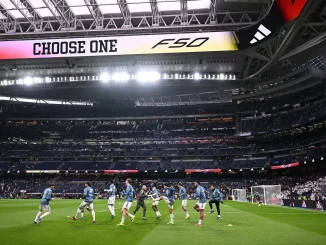 Silbidos a los jugadores del Real Madrid en el calentamiento contra Levante