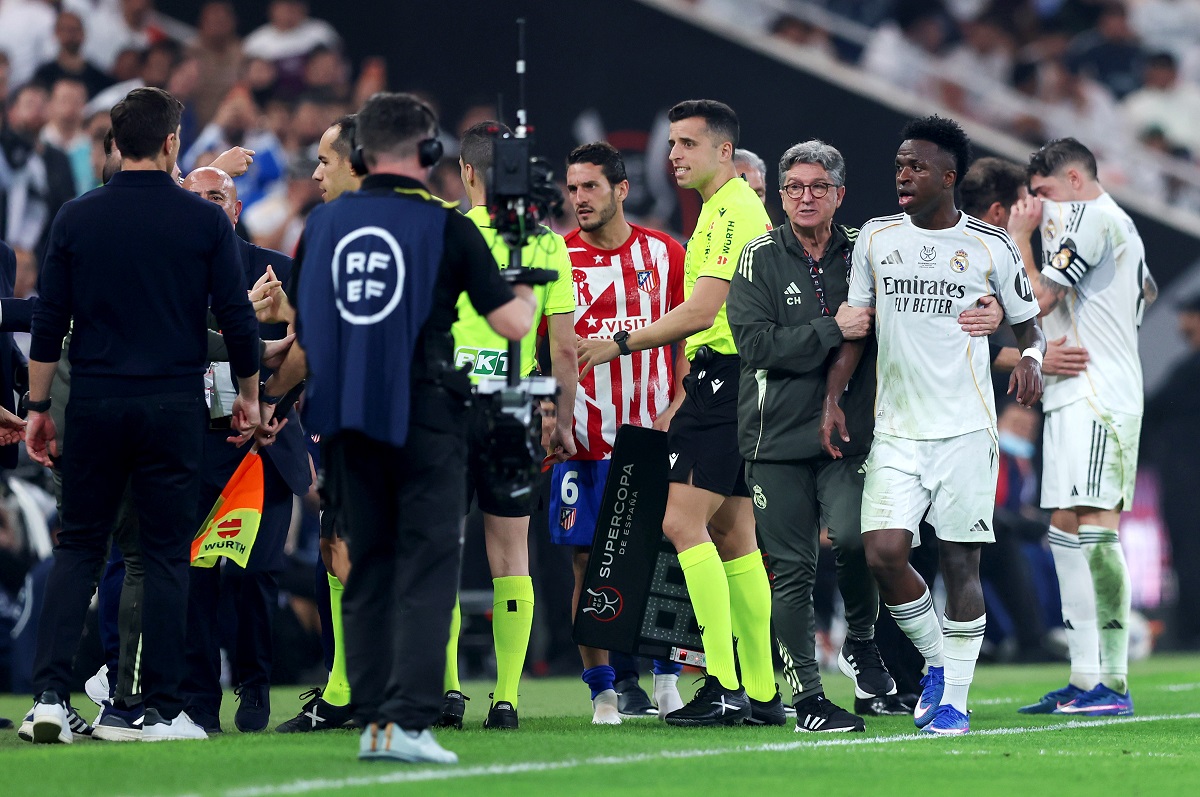 El delantero y el entrenador se pelearon a diez para el final. Vinicius y Cholo Simeone calentaron el Real Madrid - Atlético Madrid