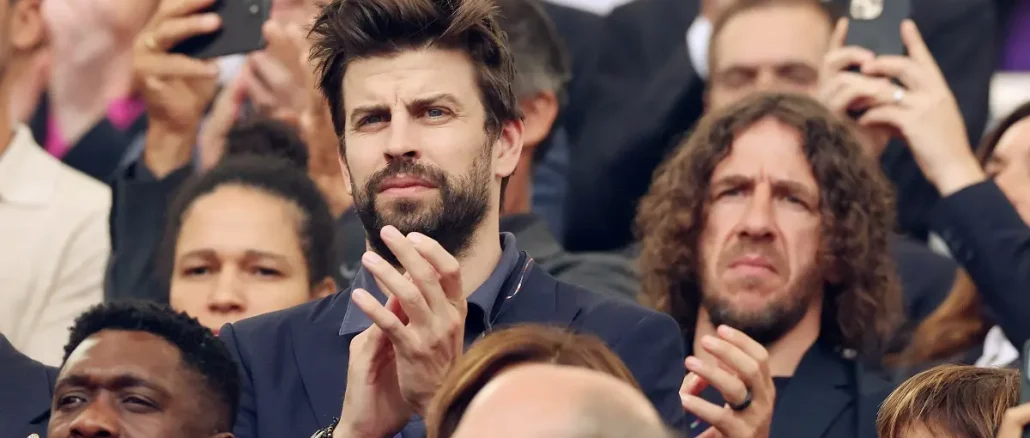 El estadio del Andorra amaneció lleno de nieve y el propio Gerard Piqué ayudó a limpiar el césped