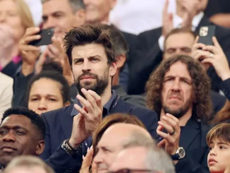 El estadio del Andorra amaneció lleno de nieve y el propio Gerard Piqué ayudó a limpiar el césped
