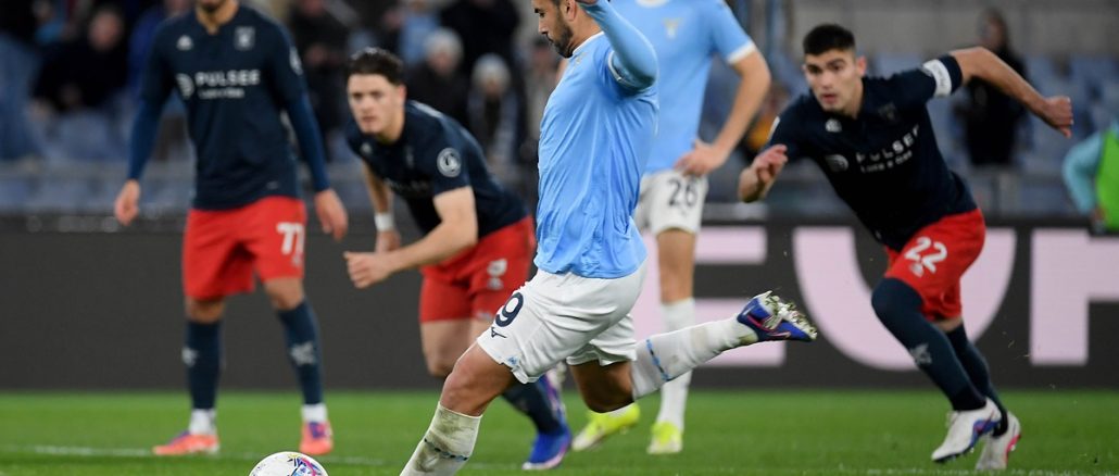 Lazio 3 vs Genoa 2 Los Celestes celebraron en casa con un gol al minuto 98. Lazio le ganó agónicamente a Genoa en una noche llena de penales