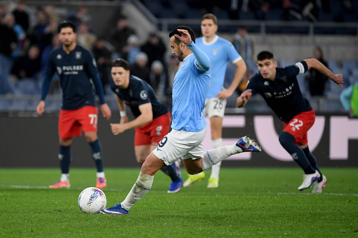 Lazio le ganó agónicamente a Genoa en una noche llena de penales