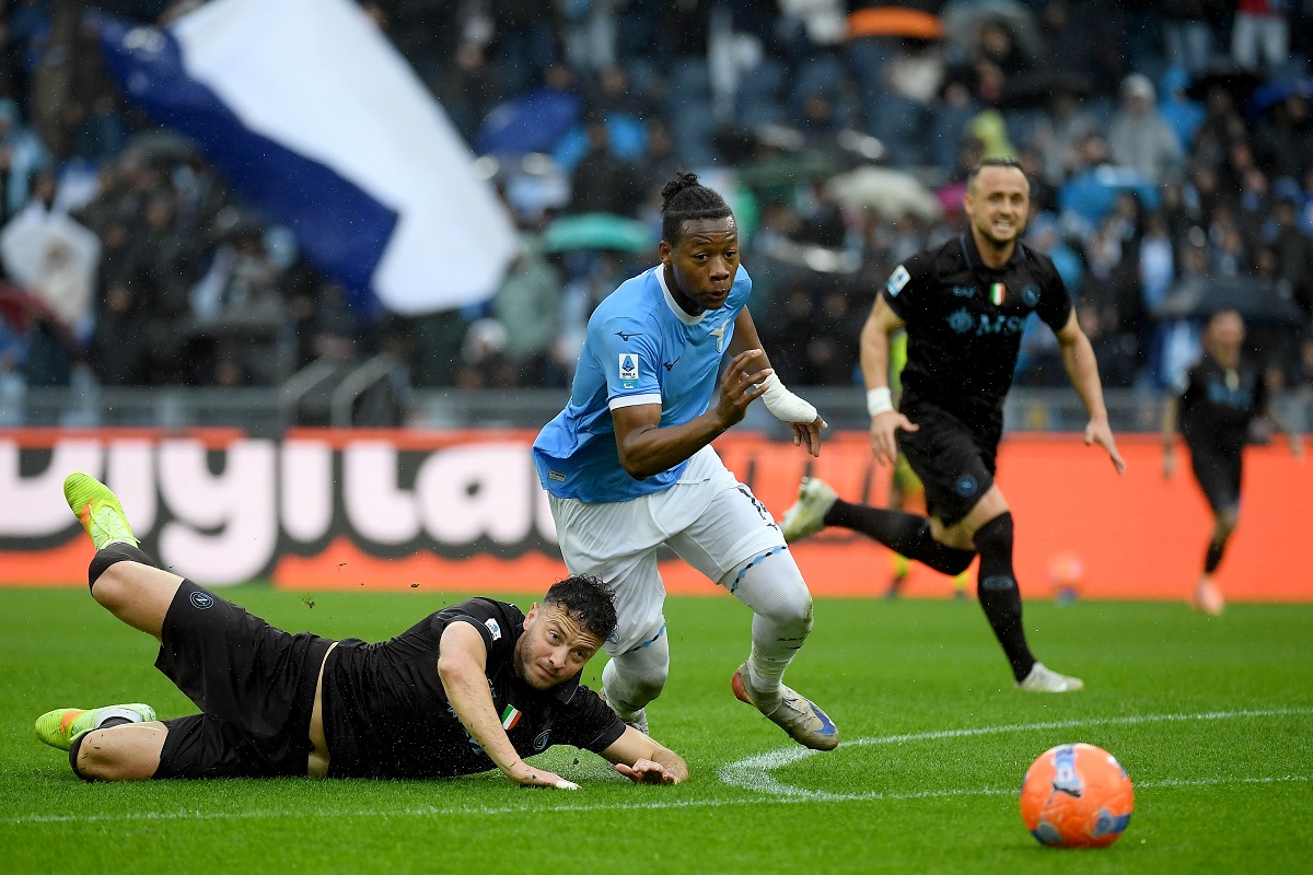 Napoli le ganó a Lazio y sigue luchando por el Scudetto