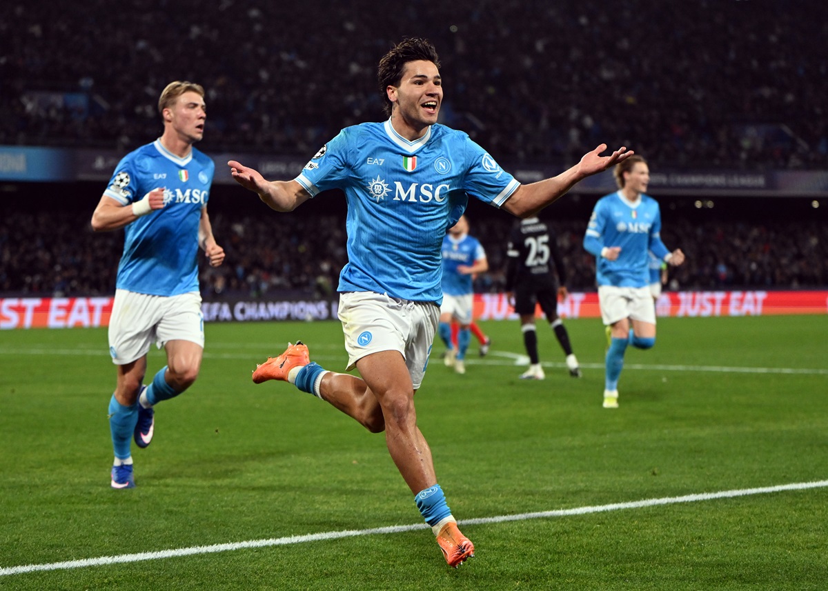Los Partenopei quedaron a seis unidades de la cima con este triunfo. Napoli volvió al triunfo y le ganó 2 a 1 a Fiorentina