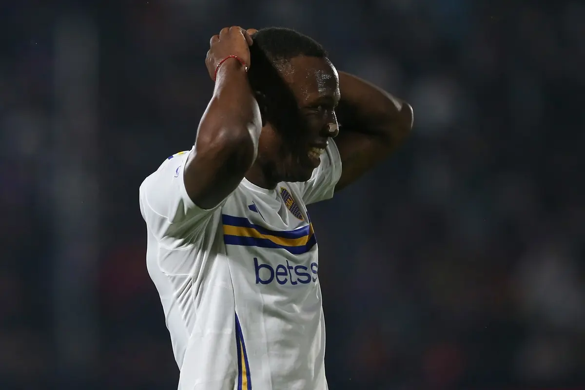 Luis Advíncula rescindió su vínculo con Boca y podría continuar su carrera en Alianza Lima
